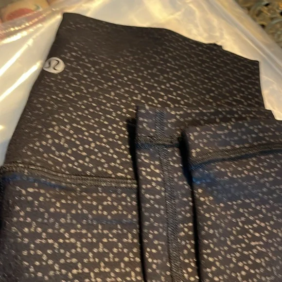 NEW!!!Align Tights llHigh Rise 25” Size 6. Monochromatic Emboss Black. B-3